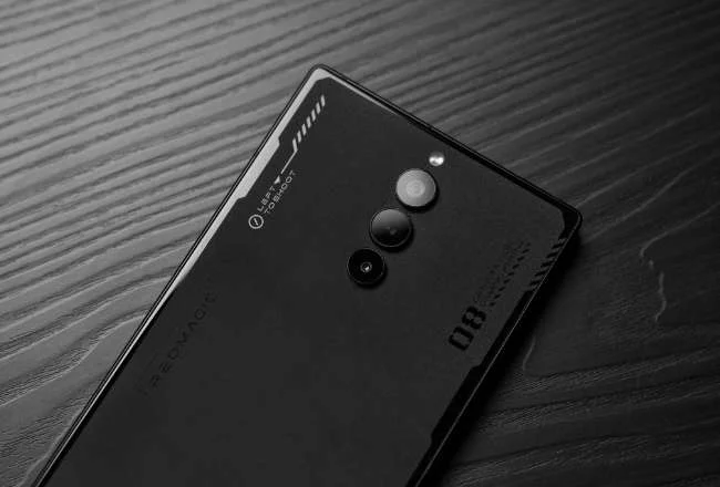 Red Magic 8S Pro: Bản nâng cấp hiệu năng tuyệt vời 7 Thiết kế: Vàng hoặc bạc